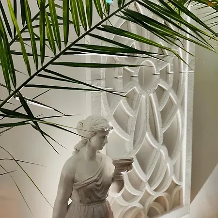 Avenue Hotel 2*